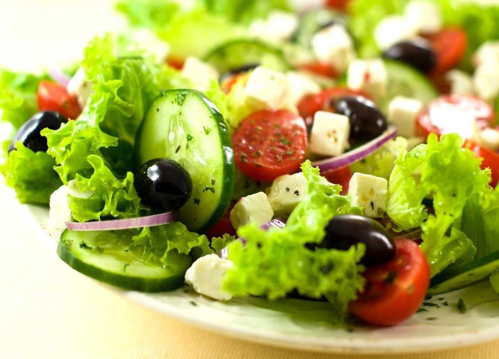 MANCARURI TRADITIONALE Salatele sunt nelipsite de pe masa grecilor şi se servesc după aperitiv, înaintea felului principal.
