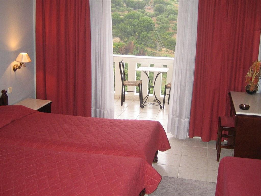 neuitat. Localizare: Hotelul Matilda este situat în cea mai frumoasă zonă a insulei Zakynthos, în Vassilikos, la doar 7 km de orașul Zakynthos și în apropiere de aeroport.