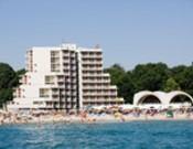 Hotel Nona 3* Localizare: este situat direct pe plaja, la 500 m de centrul statiunii.