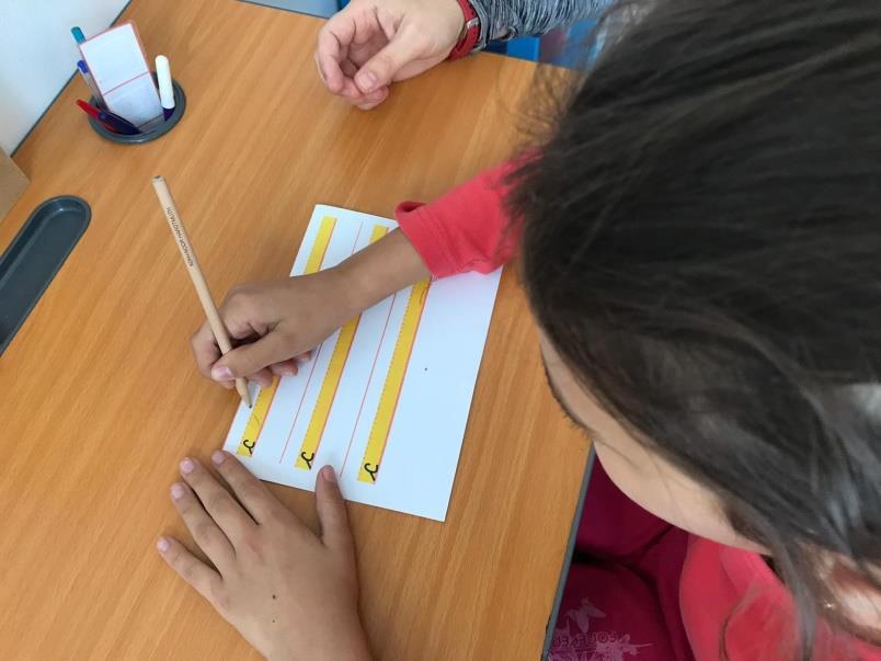 Activități de pregătire pentru integrarea în școala de masă În cadrul activităților, copiii învață literele, cifrele, să scrie și să