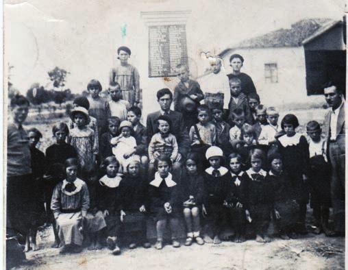 1938. Elevii din Tortomanu în faţa Monumentului eroilor din primul război mondial. Mama mea s-a născut în octombrie 1924.