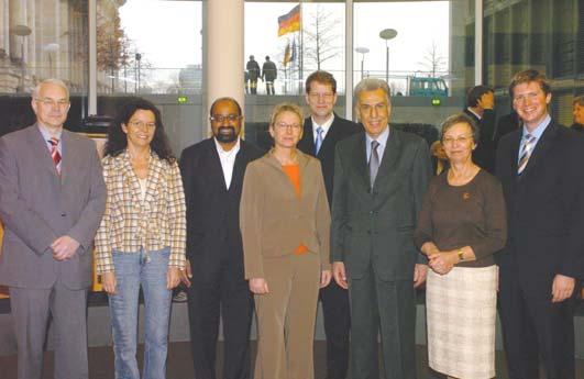 COMUNICĂ RI La 25 aprilie, dl DIAMANDOUROS a efectuat o vizită la Înaltele Curţi germane din Karlsruhe.