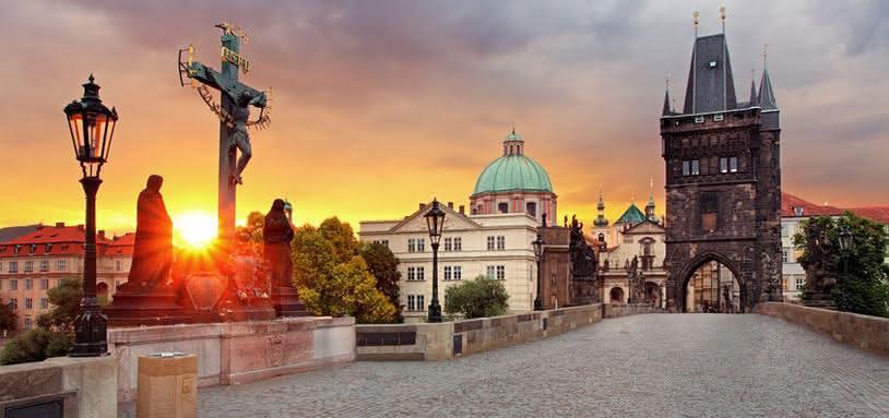 CIRCUITE 2020 PRAGA Vacanta de Paste & 1 Mai Plecari: 17.04, 29.04.2020 (5 zile/ 4 nopti) Praga sau "Orasul celor o mie de turnuri" este unul dintre cele mai uimitoare orase europene.