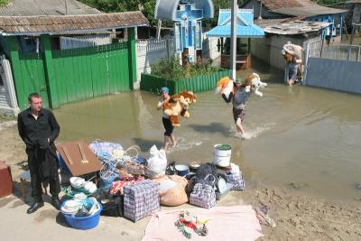 În ţara noastră, în ultimii ani, inundaţiile au afectat aproape toate localitățile amplasate în lunca râurilor Prut și Nistru.