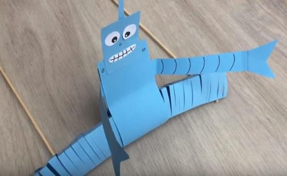 Haideți să desenăm roboței folosind formele geometrice învățate Jucărie din hârtie: cum faci un robot marionetă Dragi părinți, iată, mai jos, cum vă puteți antrena creativitatea realizând, împreună