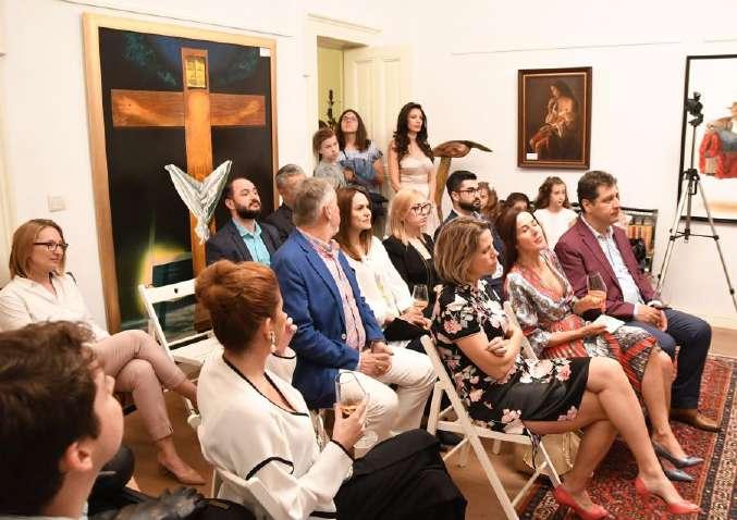In cadrul Galeriei Alexandra s, medicii s-au bucurat de momente artististice sustinute de soprana Domnita Iscru si au degustat vinuri