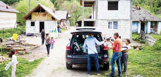 Astfel, marți, 13 mai, trei voluntari au încărcat 30 de calculatoare într-o singură mașină și au pornit din București spre Nucșoara, comuna argeșeană de la poalele munților.