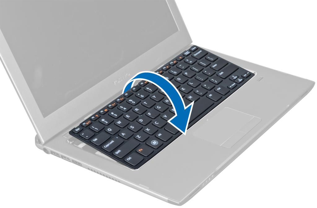 5. Ridicaţi clema pentru a elibera cablul tastaturii şi deconectaţi-l de la computer. Instalarea tastaturii 1.