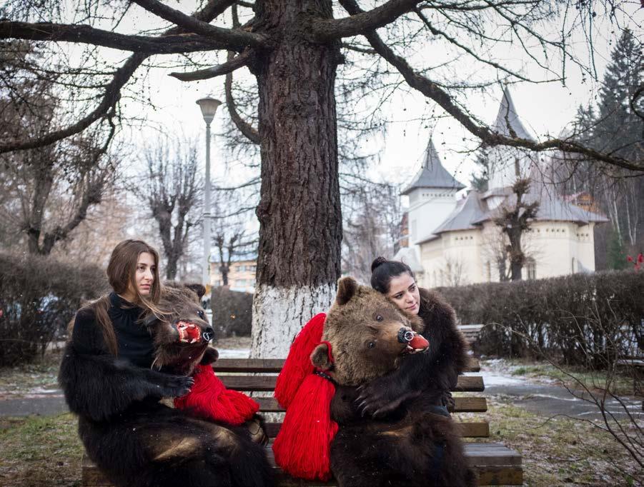 Dans un parc de Vatra Dornei, en 2016, deux jeunes font une pause lors de la danse des ours, un rituel qui a lieu entre Noël et le Réveillon dans les villages et villes de Moldavie.