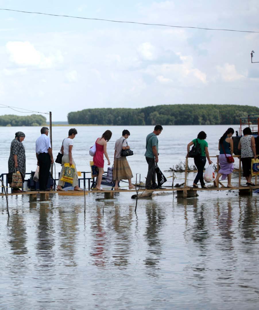 Des habitants des environs de Galați sont évacués lors des inondations de juillet 2010, quand le niveau du Danube a