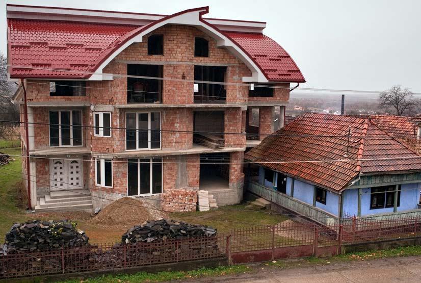 La maison des Gherman à Moişeni, dans le pays d Oaş, est en partie recouverte par celle de leurs petits-enfants, travailleurs à l étranger.