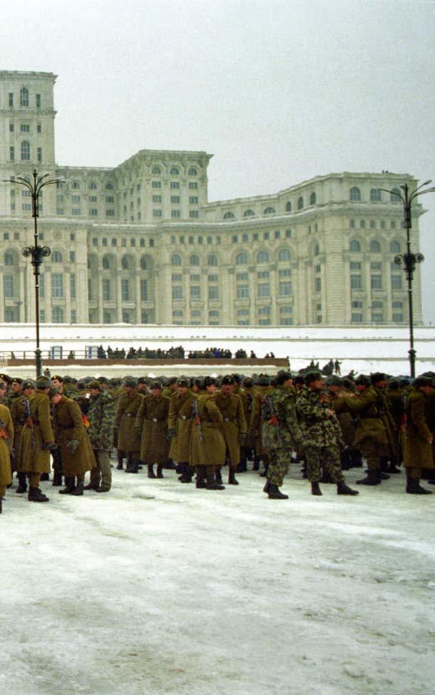L armée roumaine devant la Maison du Peuple, en répétition, quelques jours avant la célébration de la fête nationale du 1er