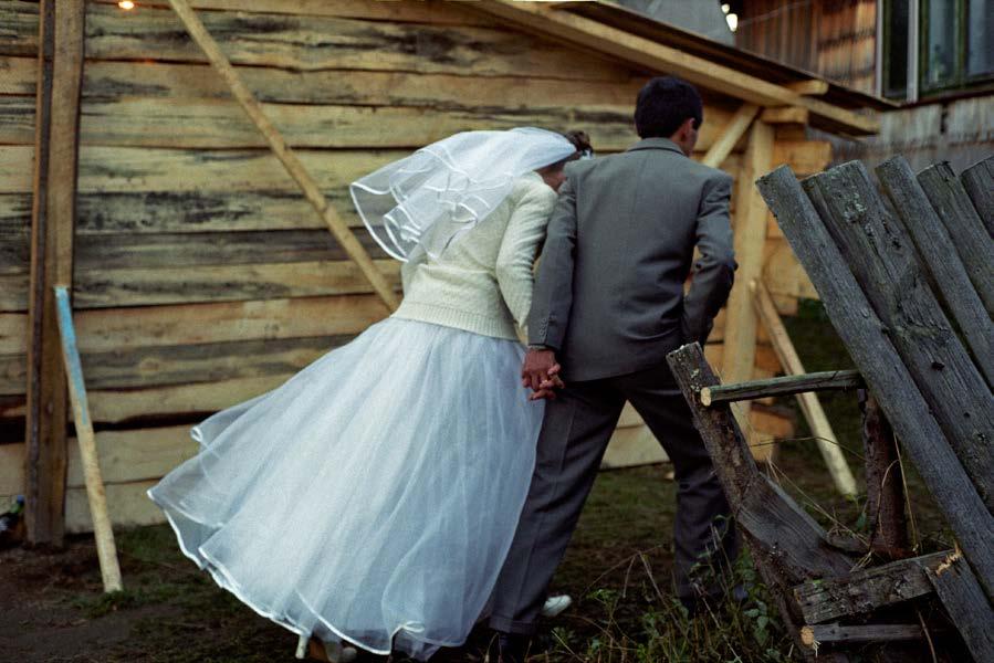 Un couple se retire de la fête de leur mariage qui a duré toute la nuit et s est tenue à la maison de la culture de Măguri, dans le département