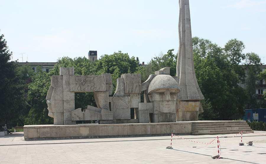 Karolyi și Racoczi. Vizitam apoi Parcul Drendologic din jurul castelului, Teatrul Municipal, Monumentul Ostasului Roaman.