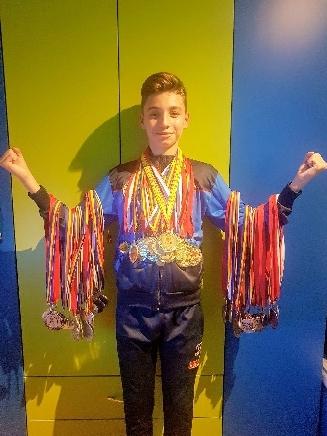 Eduard Bună, eu sunt Drăghiciu Eduard Marian și am 13 ani. Sunt în clasa a- VII-a la Liceul cu Program Sportiv din Brașov. Pasiunile mele sunt Karate, desenul și dansul.