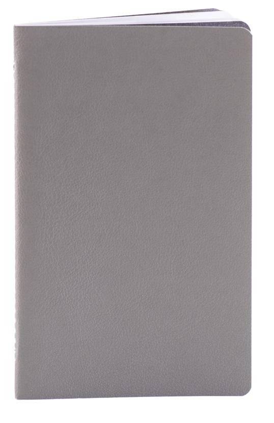 Format 12.5x20, 80 pagini, pe hârtie offset alb velin de 80 gr/mp, bloc cusut manual pe cotor cu ață în contrast.