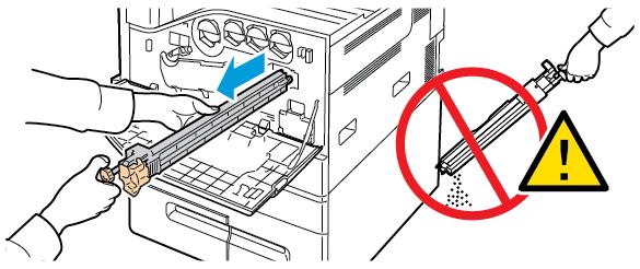 Întreţinerea 4. Trageţi dispozitivul de curăţare a benzii de transfer afară din imprimantă.