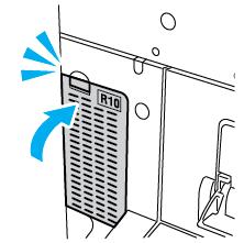Întreţinerea 5. Pentru a introduce noul filtru de ventilator, prindeţi agăţătoarea portocalie şi împingeţi filtrul în local, până la capăt. 6. Puneţi la loc capacul filtrului de ventilator. 7.