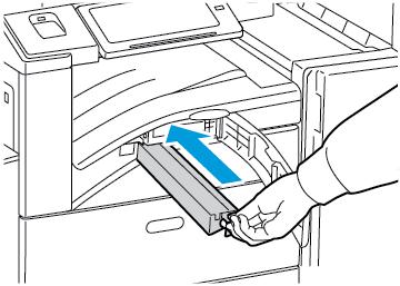 Ridicaţi capacul superior al transportorului de hârtie al finisherului, apoi deschideţi capacul frontal al transportorului de hârtie. 2.