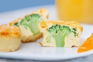 Broccoli este bogat în vitamina K, iar deficienţa de această vitamină se manifestă prin sângerări nazale sau în cazuri mai