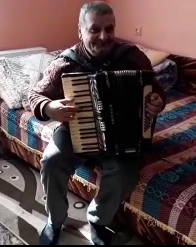 3. Pătriu Ion, zis Viorel ( 62 de ani )- comuna Vrata Meşteşugul Ion Pătriu spune că părinţii l-au dus la Cuşmir, unde a învăţat să cânte la acordeon. De la 14 ani a început să cânte la nunţi.