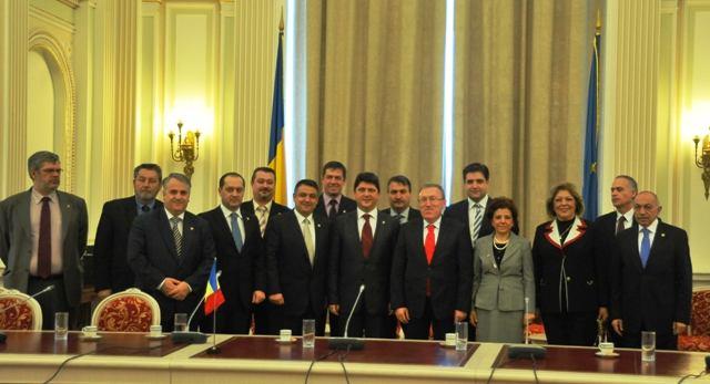 Programul vizitei oficiale în România mai cuprinde întâlniri cu conducerea Senatului, Comisiei pentru politică externă din Camera Deputaţilor, Comisiei pentru Afaceri Europene a Parlamentului