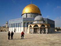 Cupola Stâncii împreună cu Moscheia Al Aqsa se află pe locul trei printre cele mai sfinte locuri pentru musulmani, dupa Mecca şi Medina.