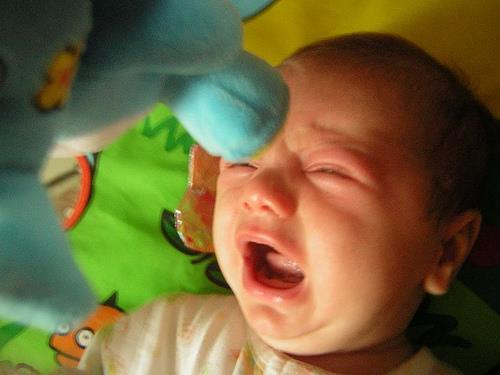 Copilul vecinei începe să plângă când îl ridicaţi în braţe. De ce începe copilul să plângă?