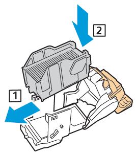 Întreţinerea 7. Pentru scoaterea pachetului cu capse, apăsaţi partea din spate a cartuşului, apoi ridicaţi pachetul cu capse ca în imagine. 8.