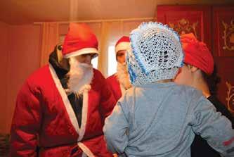 Aici, copiii au primit atât dulciuri de la Moși, cât și peste 70 de plăsuțe cu haine și jucării, în semn de apreciere a celei mai așteptate sărbători de sfărșit de an, Crăciunul.
