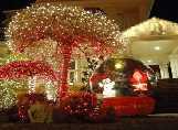 Santa Claus, Indiana: Cunoscut şi ca Oraşul Natal al Crăciunului din America, Santa Claus (Mo ş Crăciun), Indiana, îşi îmbrăţişează cu entuziasm acest rol, etalând o mulţime de magazine cu tema