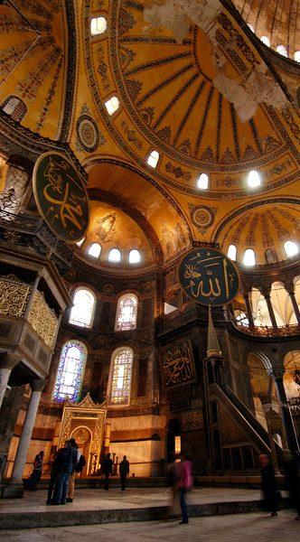 Dupa cucerirea din 1453 a Constantinopolului si transformarea in moschee (Mehmed II), sufera modificari majore: 1.