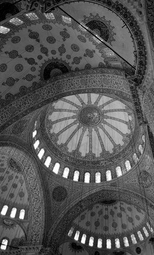 Moscheea Sultan Ahmed (tr. Sultanahmet Camii) Eminonu, Sultanahmet, Istanbul, tel: 0212/518 1319 Date tehnice: capacitate 10.000 persoane inaltime dom 43m dim.