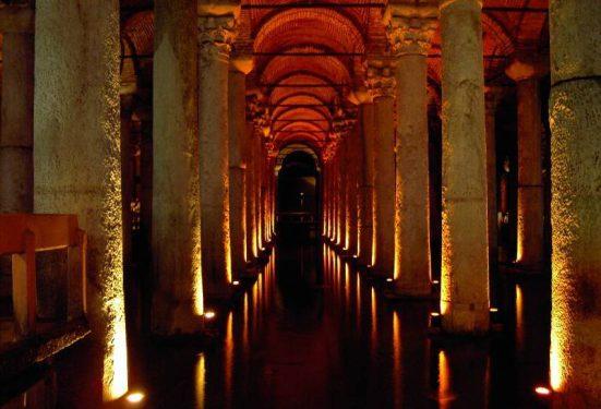 Basilica Cistern (tr. Yerebatan Sarayi) Eminonu,Sultanahmet, Yerebatan Caddesi 13, Istanbul, tel: 0212/522 12 59 Date tehnice: capacitate 80.000 mc apa pe o suprafata de aprox. 10.