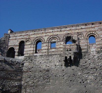 Palatul Porphyrogenitus (tr. Tekfur Sarayı) Construit intre sec. XII-XIII ca anexa a palatului Blachernae este singurul palat bizantin care a supravietuit in Istanbul.
