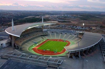 Stadionul Atatürk Ikitelli Istanbulul Stadionul Olimpic Atatürk este localizat in Ikitelli, in apropierea Istanbulului, si este cel mai mare stadion din Turcia, avand o capacitate de 81.283 de oameni.