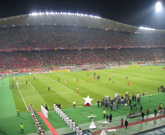 Atatürk este un complex sportiv de 5 stele, titlu acordat de UEFA in 2004 - cand a adapostit evenimentul cupei. Volumetria se constituie ca o arena delimitata vizual printr-un artificiu de perceptie.