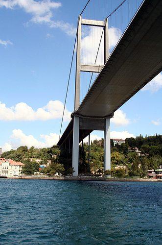 Podul Fatih Podul Fatih Sultan mai este cunoscut si ca al doilea pod al Bosforului, numit dupa sultanul care a cucerit Constantinopolul in 1453.