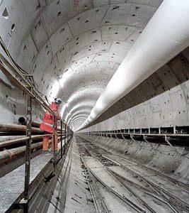 Tunelul Marmaray 'Bosfor Tunelul Secolului' consta intr-un proiect feroviar care leaga Europa de Asia, pe sub Stramtoarea Bosfor.