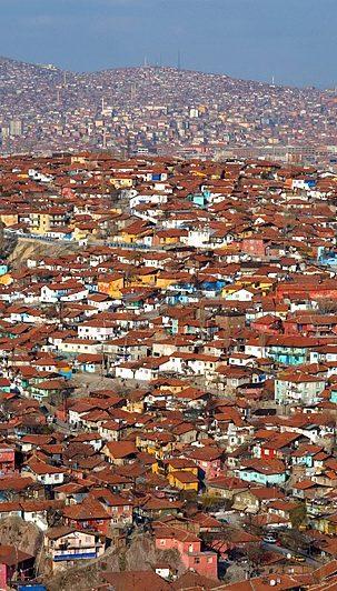 Ankara denumire veche: Angola, Ancyra Ankara este capitala statului turc. Orasul este situat in centrul podisului Anatoliei, la 894 m altitudine. Asezarea Ankarei, a fost datata inca din 1200 i.e.n., din timpuri hitite, dar orasul propriu-zis se formeaza pentru prima oara in timpul stabilirii frigiene.
