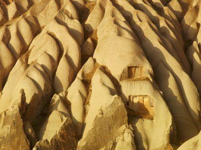 Capadocia cadrul natural Capadocia este o zona unica in lume, atat datorita minunilor naturii a peisajului lunar, cat si datorita urmelor crestinismului timpuriu.