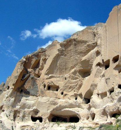 orasul subteran Tatlarin Capadocia, la cativa km de Acigol 2 accese pe versantul de vest descoperit in 1975, datorita surparii intrarii principale deshis spre vizitare in 1991: 2 nivele Se presupune