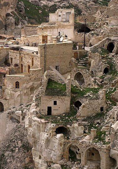 Zelve Capadocia, pe drumul Goreme Avanos, dupa Urgup Zelve este un complex monastic, de o importanta similara celui de la Goreme, dar lipsit de complexitatea frescelor elaborate din acesta.