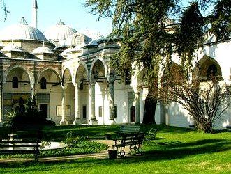 000 persoane Construit in 1459 de catre Sultanul Mehmed II Cuceritorul la 4 ani dupa cucerirea Constantinopolului (1453), palatul Topkapi amplasat in apropierea Hagiei Sophia a servit ca locuinta a