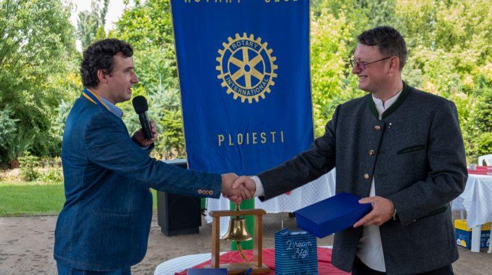 Noul Preşedinte Rotary Club Ploieşti, Claudius Dociu, i-a mulţumit după preluarea colanului lui Octavian Anghel pentru contribuţia esenţială adusă unui an plin de realizări pentru club şi şi-a