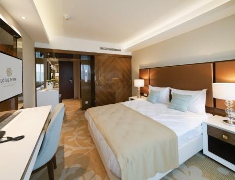 Toate camerele și suitele sunt decorate cu mobilier la comandă și au aer condiționat, Smart TV și o baie privată cu duș, uscător de păr, papuci, halate de baie și articole de toaletă gratuite.