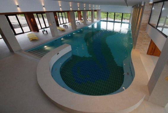 Locatia dispune de 3 baruri,centru Spa (piscină semi-olimpică 250 mp acoperita si incalzita cu acces exterior vara, saună