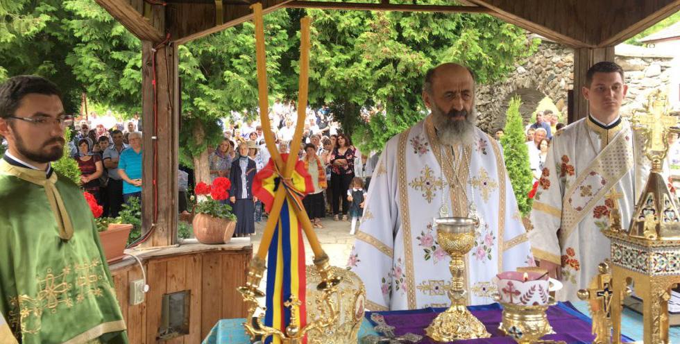 8 ˇ Agenda pastoral-misionară a Înaltpreasfinţitului Irineu, Arhiepiscop al Alba Iuliei Mai 2017 Luni, 1 mai v A efectuat o vizită pastorală la Mănăstirea Dintr-un Lemn din Arhiepiscopia Râmnicului,