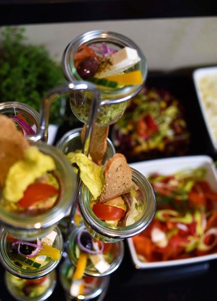 BOARD MEETINGS Salată grecească tradițională, cu măsline kalamata și ulei de măsline extravirgin Grissini cu prosciutto și parmezan Supă rece de mazăre cu mentă Somon afumat cu