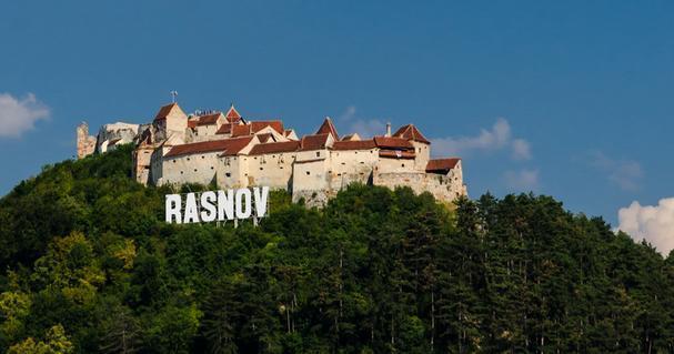 Situata pe drumul Brasov - Rucar - Campulung, Cetatea Rasnov este una din cele mai bine pastrate cetati taranesti din Transilvania.